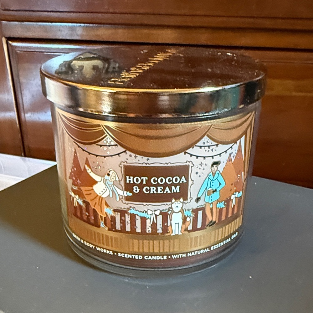 Bath & Body Works Hot Cocoa & Cream Candle with Festive Design